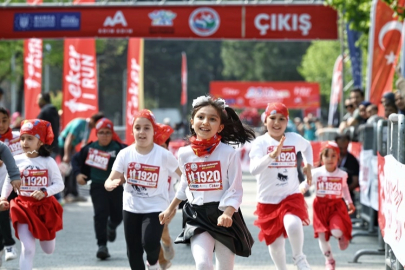 Binlerce çocuktan 23 Nisan'da neşeli adımlar