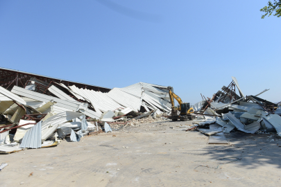 Çalı’da 2 bin 300 metrekarelik kaçak depo yıkıldı