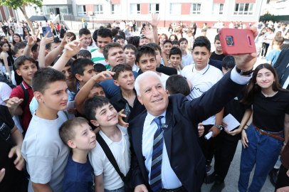 Başkan Bozbey, öğrencilerin karne sevincine ortak oldu