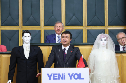 Saadet partisi lideri Mahmut Arıkan, kürsüye ‘gelin ve damatla çıktı !