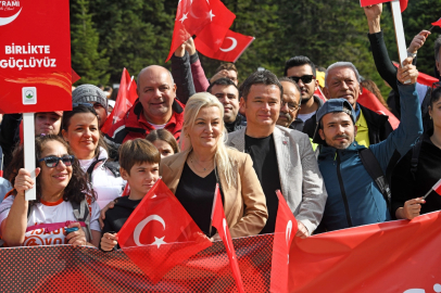 Bursa Uludağ’da yüzlerce kişi Cumhuriyet'in izinde