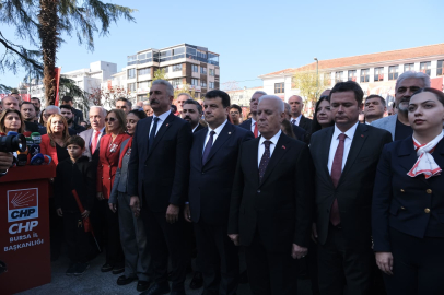 Cumhuriyet Halk Partisi (CHP) Bursa İl Başkanlığı Cumhuriyet'in kuruluşunun 102. yılında Heykel Atatürk Anıtı’nda tören gerçekleştirdi
