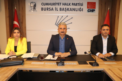 Cumhuriyet Halk Partisi (CHP) Bursa İl Başkanlığı Cumhuriyet'in kuruluşunun 102. yılında Heykel Atatürk Anıtı’nda tören gerçekleştirdi.