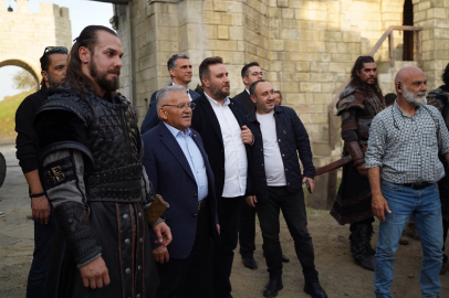 Memduh Büyükkılıç'tan İstanbul'da film platosuna ziyaret