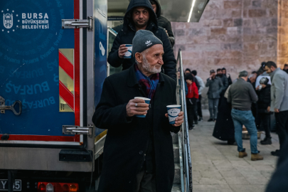 Bursa Büyükşehir’den vatandaşa sıcak çorba ikramı