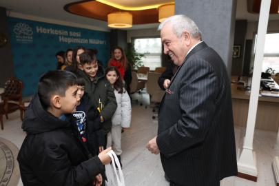 Bursa Badırgalı çocuklar el emeklerini Başkan Şadi Özdemir’e hediye etti