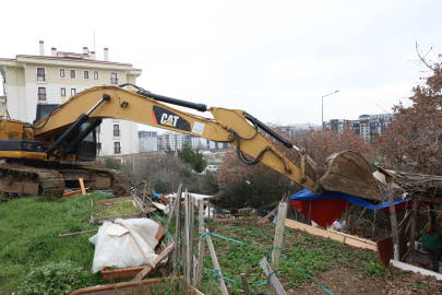 Bursa Nilüfer Belediyesi Balkan Mahallesi’nde kaçak barakaları yıktı