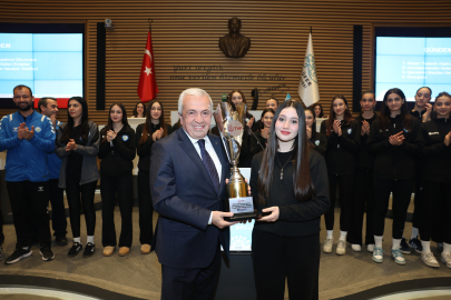 Bursa Nilüfer’in genç sporcuları başarılarını belediye meclisinde paylaştı