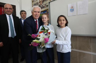 Bursa Belediye Başkanı Mustafa Bozbey, minik öğrencinin davetini kırmadı