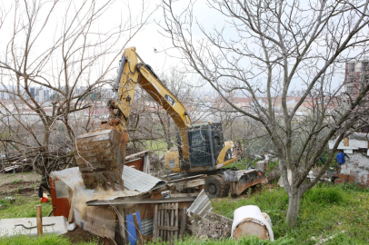 Nilüfer’de kaçak barakalar yıkıldı