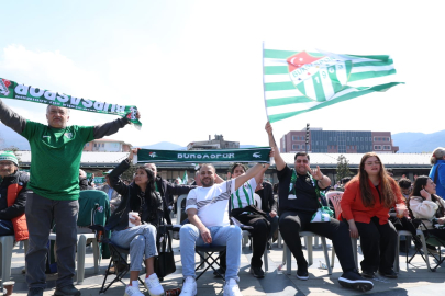 Bursa Osmangazi Meydanı’nda Bursaspor Coşkusu Zirve Yaptı