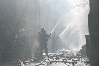 İzmir Konak’ta bina yangını kontrol altında
