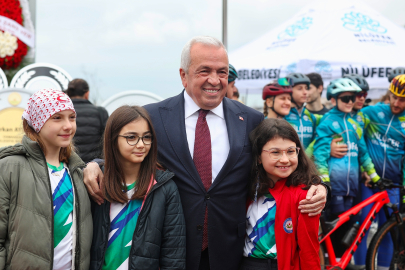 Bursa Nilüfer, 23 Nisan’ı Cumhuriyet Meydanı’nda kutladı